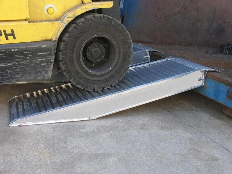 Krátké hliníkové nájezdy na kontejner, kontejnerové nájezdy, 1 pár, délka 1 m, výška profilu 136 mm, nosnost 6.000 kg
