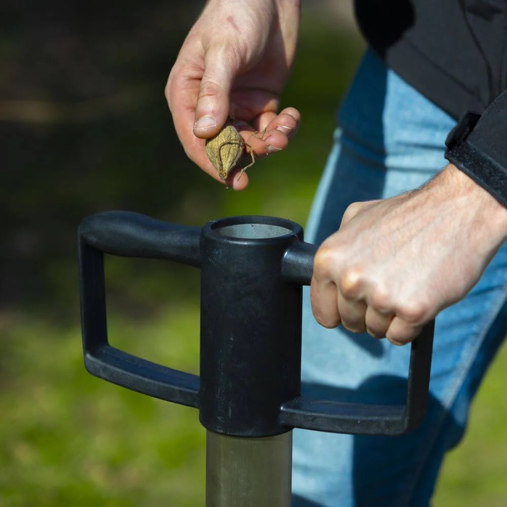 Sázecí stroj na cibuloviny, sazeč cibulek a cibulovin, sazeč stromků, vhodné pro cibuloviny a stromy do Ø 50 mm s hloubkou 20 cm BATAVIA