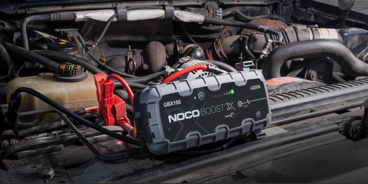 Startovací zdroj, booster 12V, 4200A, Lithium-Iontová baterie 99 Wh, pro benzínové motory do objemu 10 l a dieslové motory do 8 l Boost GBX155 NOCO