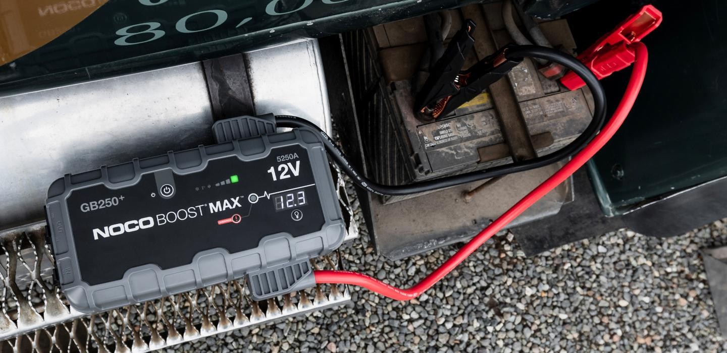 Startovací zdroj, booster 12V, 5250A, Lithium-Iontová baterie 242 Wh, pro benzínové motory do objemu 16 l a dieslové motory do 16 l Boost MAX GB250 NOCO