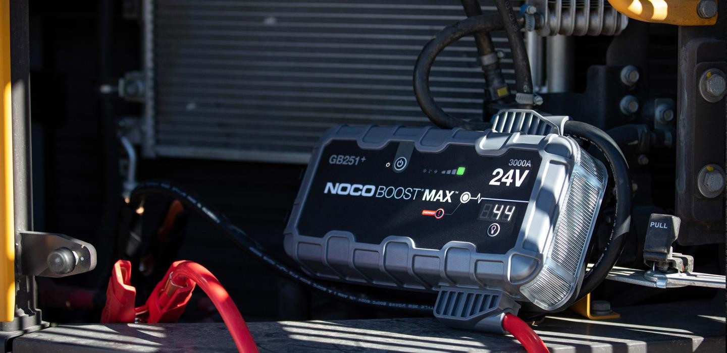Startovací zdroj, booster 24V, 3000A, Lithium-Iontová baterie 137 Wh, pro benzínové motory do objemu 32 l a dieslové motory do 32 l Boost MAX GB251 NOCO