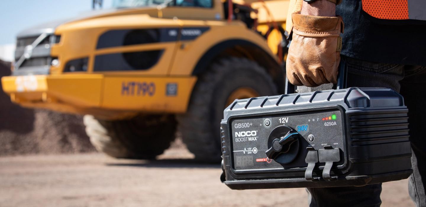 Startovací zdroj, booster 24V, 6250A, Lithium-Iontová baterie 266 Wh, pro benzínové motory do objemu 45 l a dieslové motory do 45 l Boost MAX GB500 NOCO 