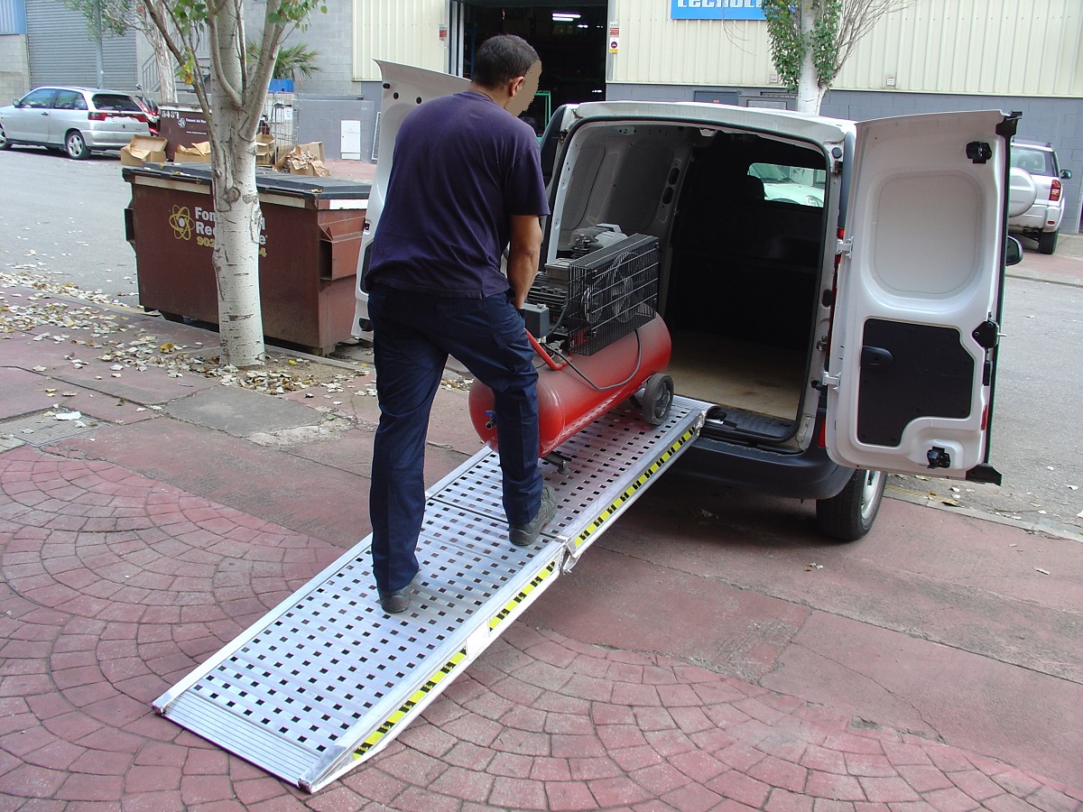 Hliníková nakládací rampa, skládací hliníkový nájezd, 1 kus, délka 3,5 m, šířka rampy 1000 mm, výška profilu nájezdu 108 mm, nosnost 700 kg pro paletový vozík, LOTUS