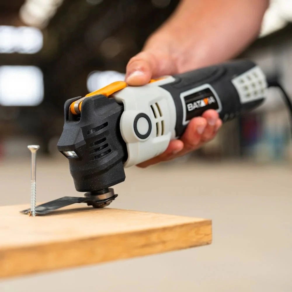 Univerzální, multifunkční oscilační nástroj s potlačením vibrací, Multitool. Pro řezání, broušení, ponorné řezání, škrabání a leštění, 300 W, AVS, 22.000 ot./min. MAXXSERIES BATAVIA