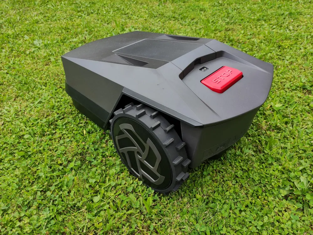 Robotická sekačka na trávu, pro plochu až 1.100 m2, 3,6 hodiny na jedno nabití, šířka záběru 180 mm, výška řezu 30 - 60 mm, Li-Ion 20Ah, včetně příslušenství. MR. GRASS AI36