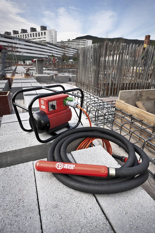 Měnič frekvence a napětí pro ponorné vibrátory betonu v trubkovém rámu, 400V, výkon 2,2 kVA, 3 zásuvky CAF 220 HERVISA PERLES