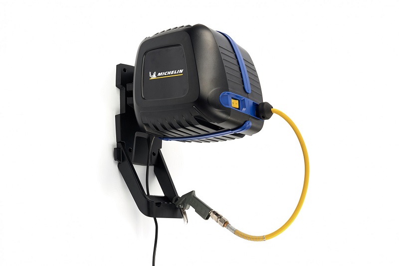 Bezolejový kompresor 8 bar, 1100 W s automatickým navijákem 10 m dlouhou vzduchovou hadicí MICHELIN