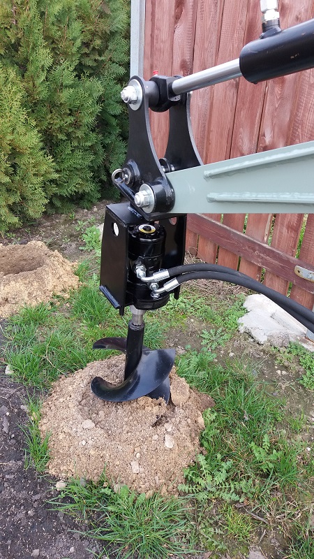 Hydraulická vrtací souprava se dvěma vrtáky pro čelní nakladače a minibagry MiniSM EU