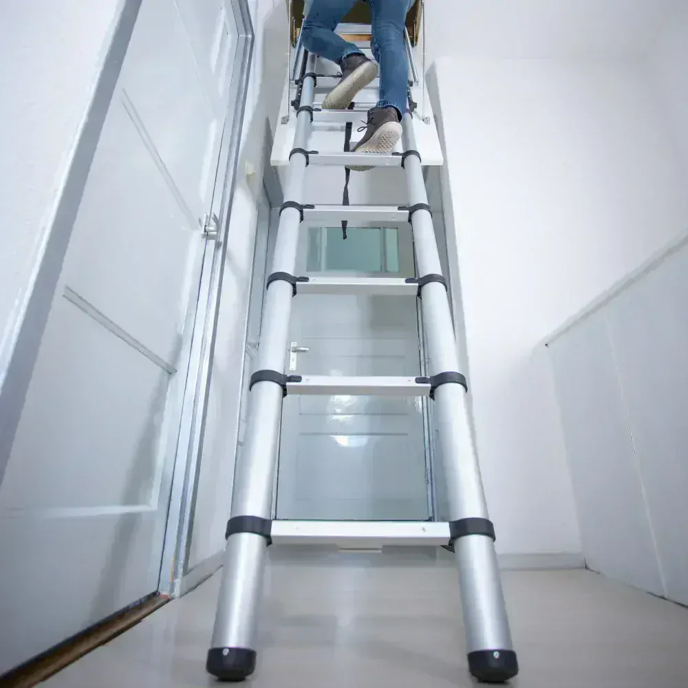 Hliníkový půdní žebřík teleskopický, kvalitní zpracování, délka 2,30 - 2,65 m, 9 příček, nosnost 150 kg, BATAVIA