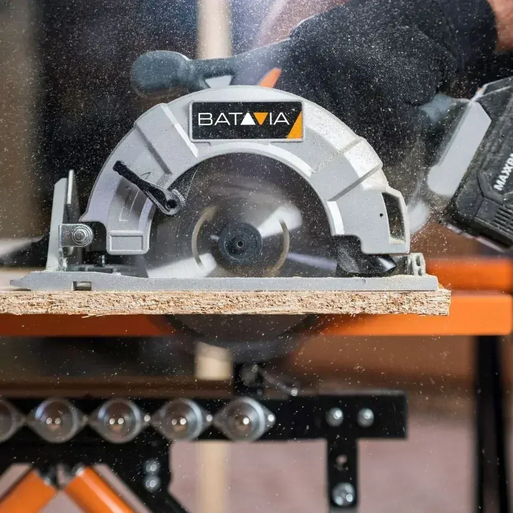 Aku bezdrátová okružní, kotoučová pila s elektronickou brzdou, 3650 ot./min, 18V Li-Ion, bez baterie a nabíječky, bateriová platforma BATAVIA MAXXPACK