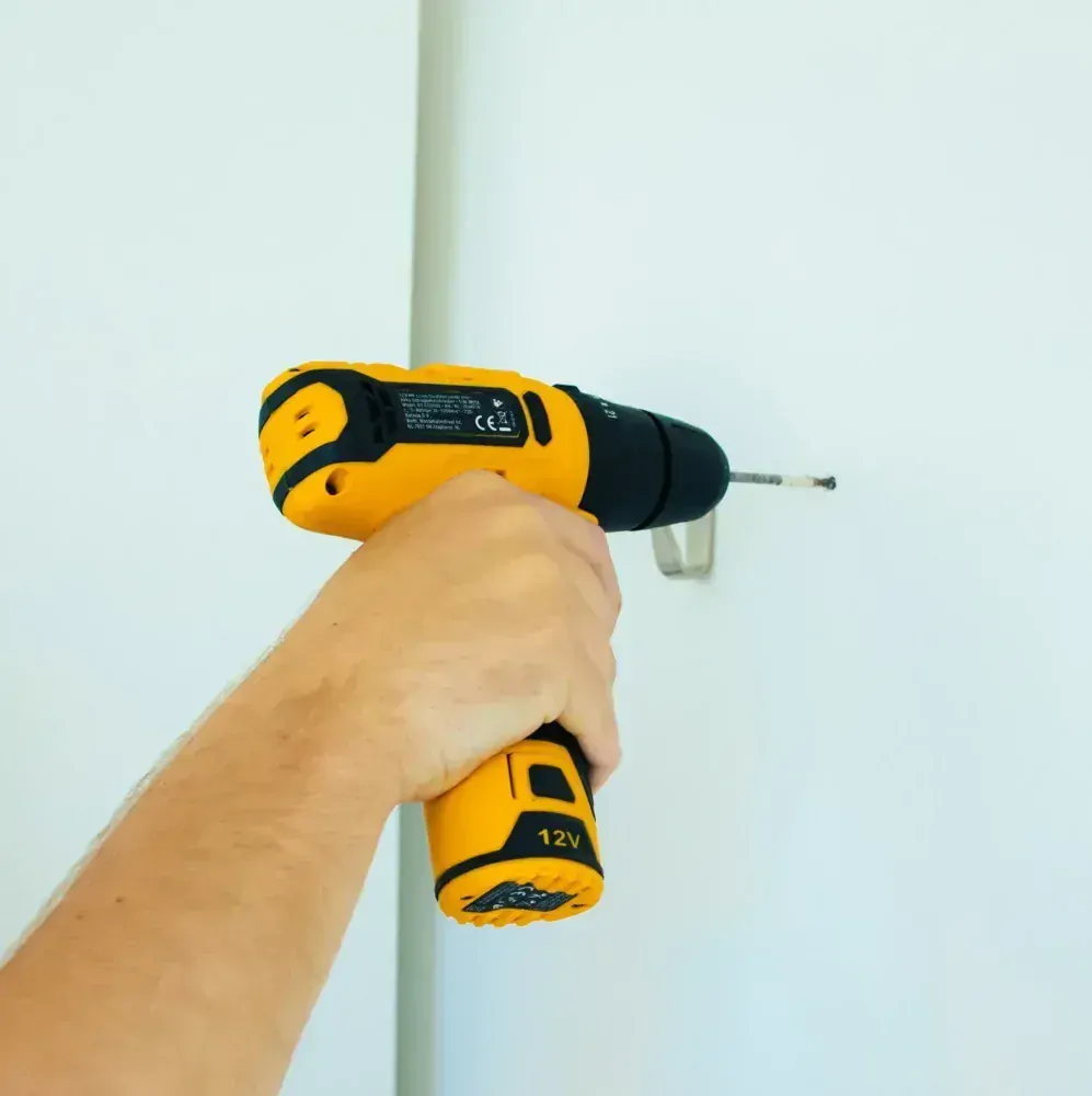 Aku bezdrátový kombinovaný šroubovák a vrtačka s příklepem nejen pro kutily, 12V, Li-Ion, 28 Nm, bez baterie a nabíječky, bateriová platforma FIXXPACK BATAVIA