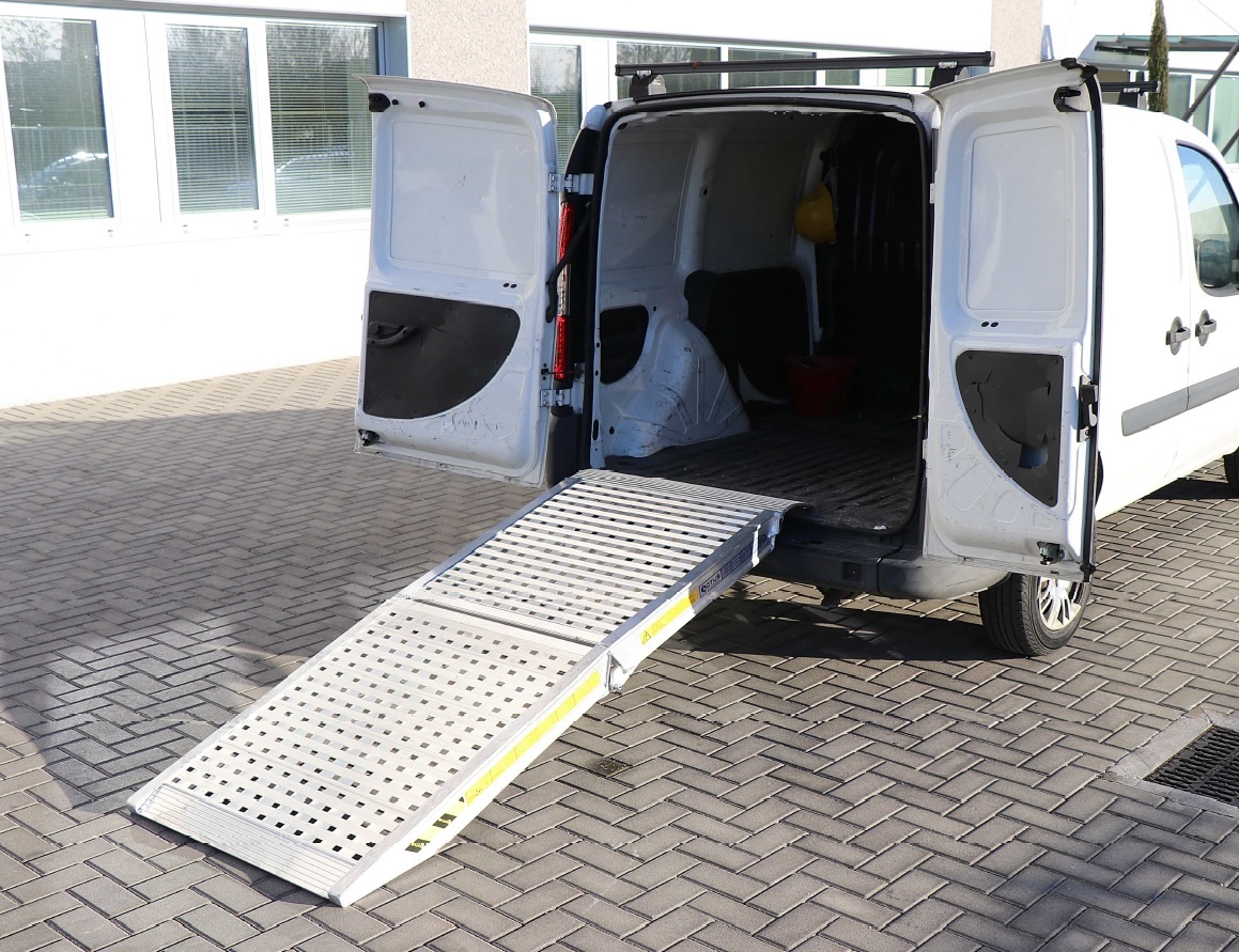 Hliníková nakládací rampa, skládací hliníkový nájezd, 1 kus, délka 2,5 m, šířka rampy 600 mm, výška profilu nájezdu 95 mm, nosnost 500 kg pro paletový vozík, LOTUS