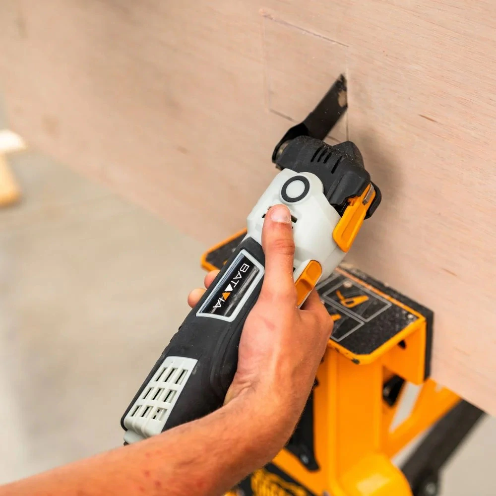 Univerzální, multifunkční oscilační nástroj s potlačením vibrací, Multitool. Pro řezání, broušení, ponorné řezání, škrabání a leštění, 300 W, AVS, 22.000 ot./min. MAXXSERIES BATAVIA