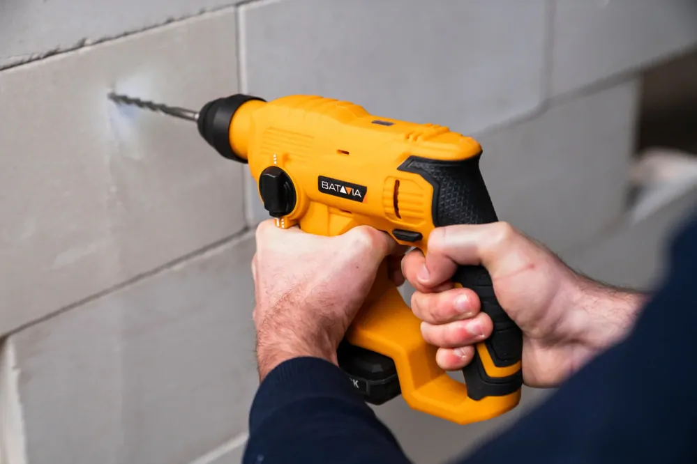 Aku bezdrátové vrtací kladivo s SDS+ upínáním, 6000 úderů za minutu, LED přisvětlení, bez baterie a nabíječky. FIXXPACK BATAVIA 7064674