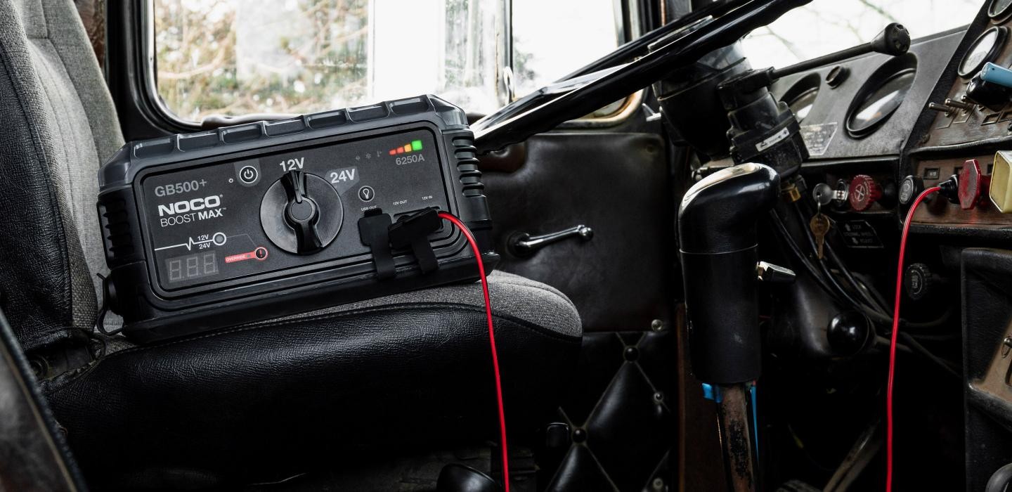 Startovací zdroj, booster 24V, 6250A, Lithium-Iontová baterie 266 Wh, pro benzínové motory do objemu 45 l a dieslové motory do 45 l Boost MAX GB500 NOCO 