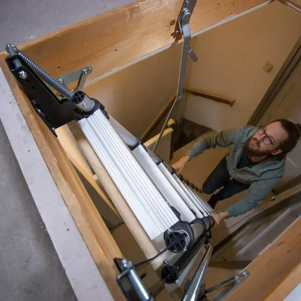 Hliníkový půdní žebřík teleskopický, kvalitní zpracování, délka 2,30 - 2,65 m, 9 příček, nosnost 150 kg, BATAVIA