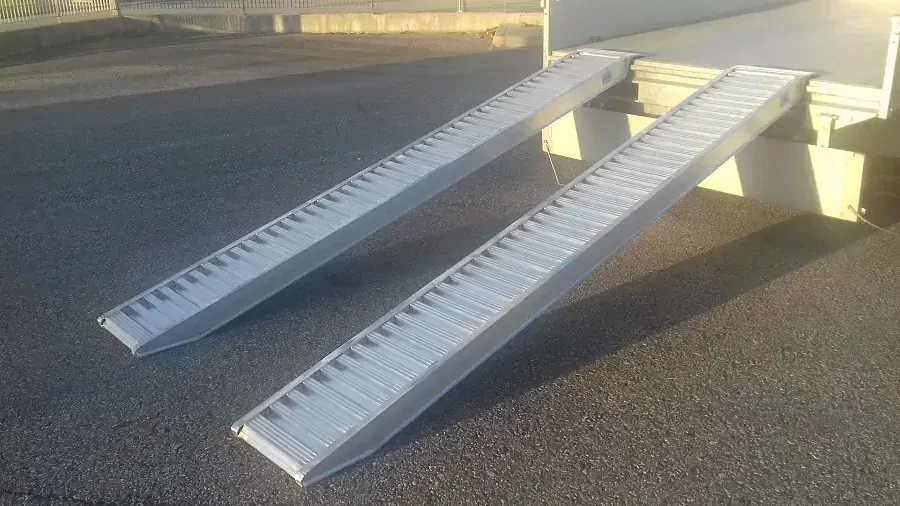 Hliníkové nájezdy, 1 pár, délka 2 m, výška profilu 87 mm, nosnost 4.150 kg