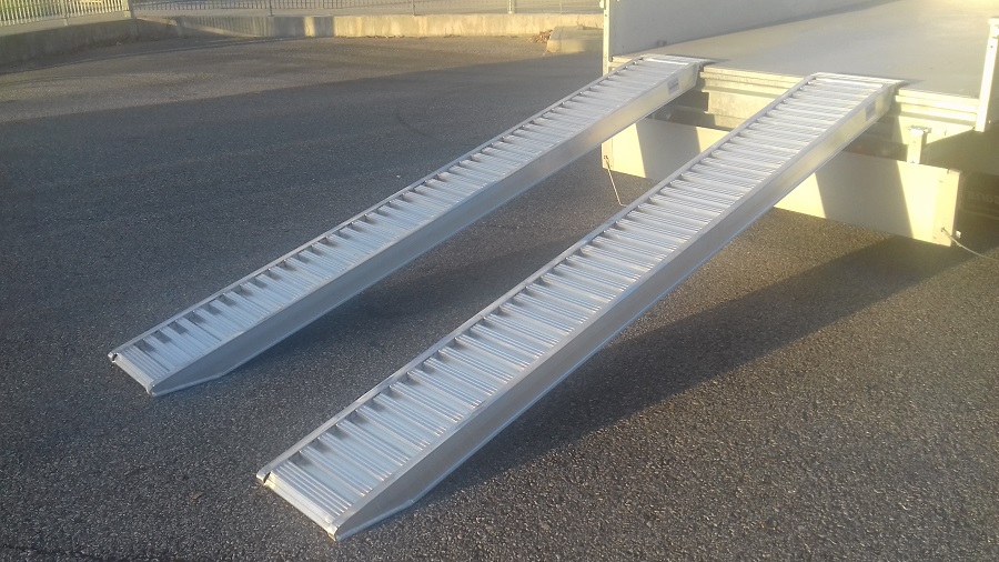 Hliníkové nájezdy, s uchycením HOOK - hákem, bez bočních rantlů, 1 pár, délka 2,4 m, výška profilu 87 mm, nosnost 3.380 kg