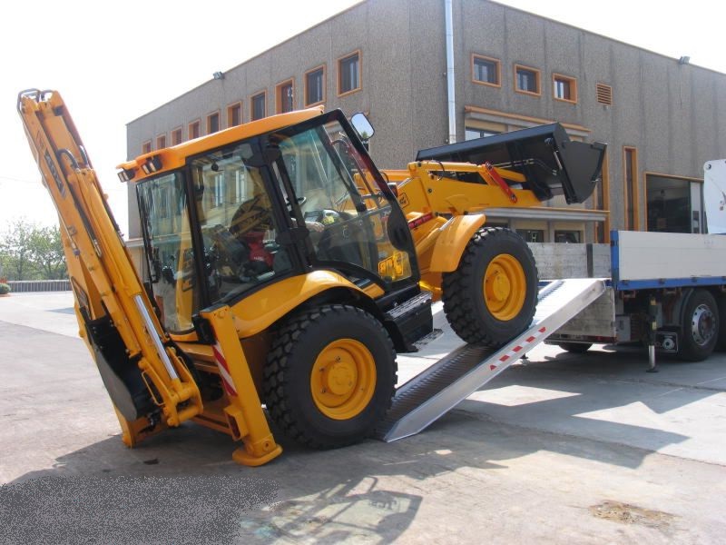 Hliníkové nájezdy, 1 pár, délka 4 m, výška profilu 220 mm, nosnost 14.000 kg