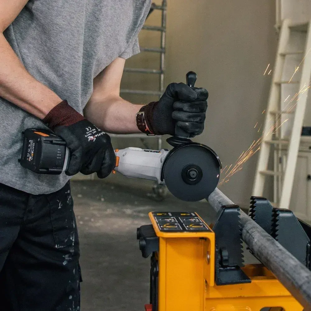 Aku bezdrátová úhlová, kotoučová bruska, 8000 ot./min., průměr kotouče 115 mm, 18V Li-Ion, bez baterie a nabíječky, bateriová platforma MAXXPACK BATAVIA