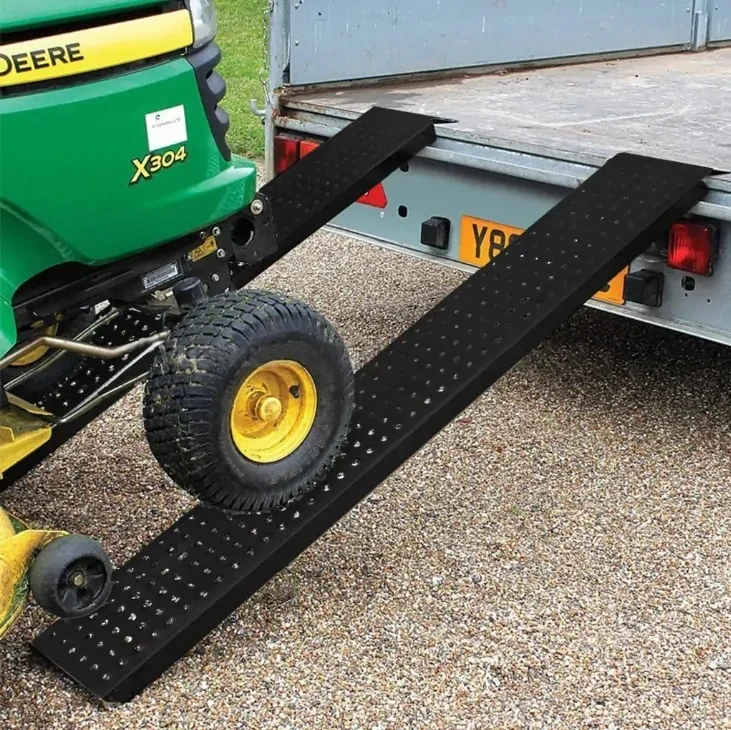 Nakládací nájezdy z pozinkované oceli s protiskluzovým povrchem pro vozíky, motorky, ATV, čtyřkolky, 1 pár, nosnost max. 400 kg, hmotnost 12 kg - černá barva