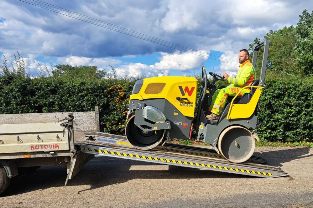 Hliníkové nájezdy s gumovým povrchem, hliníkové nájezdy pro silniční válce, pásové bagry s ocelovými pásy, 1 pár, délka 5 m, výška profilu 155 mm, nosnost 5.400 kg, LOTUS