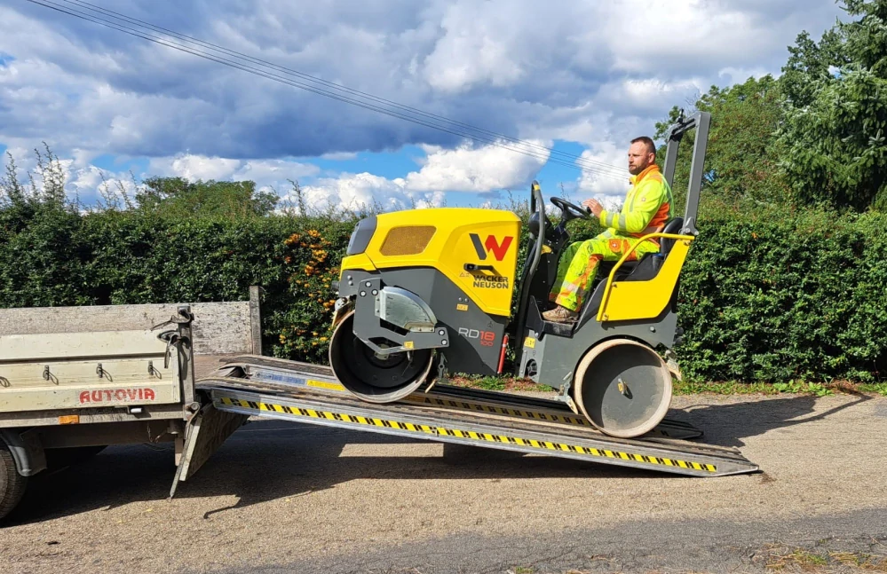 Hliníkové nájezdy s gumovým povrchem, hliníkové nájezdy pro silniční válce, pásové bagry s ocelovými pásy, 1 pár, délka 3 m, výška profilu 140 mm, nosnost 9.100 kg, LOTUS