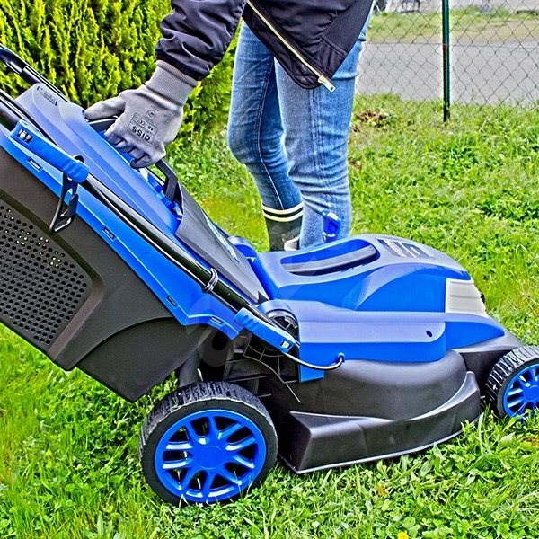 Elektrická sekačka na trávu 1800 W, záběr 42 cm, výška sečení 25 - 80 mm, 40 l sběrný koš HTDE1800 HYUNDAI