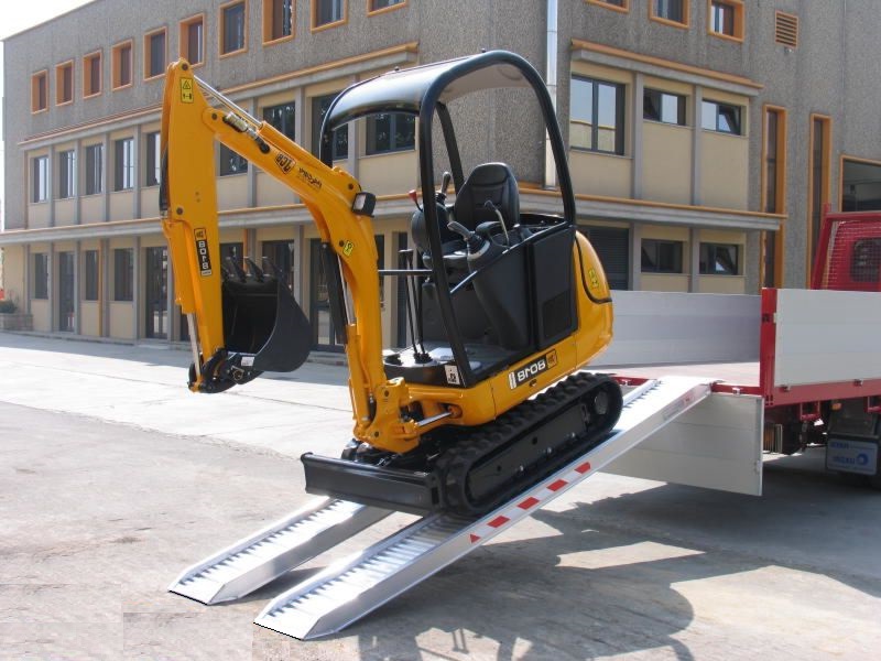 Hliníkové nájezdy, 1 pár, široký profil, délka 3,5 m, výška profilu 170 mm, nosnost 9.400 kg