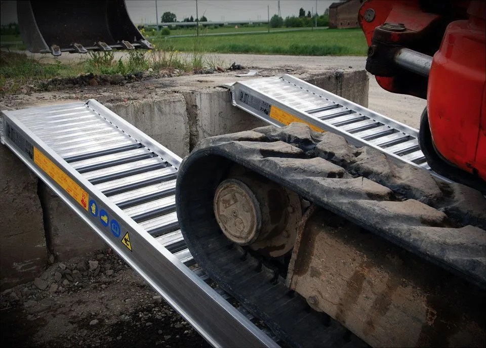 Hliníkové nájezdy, 1 pár, délka 4 m, výška profilu 220 mm, nosnost 14.000 kg