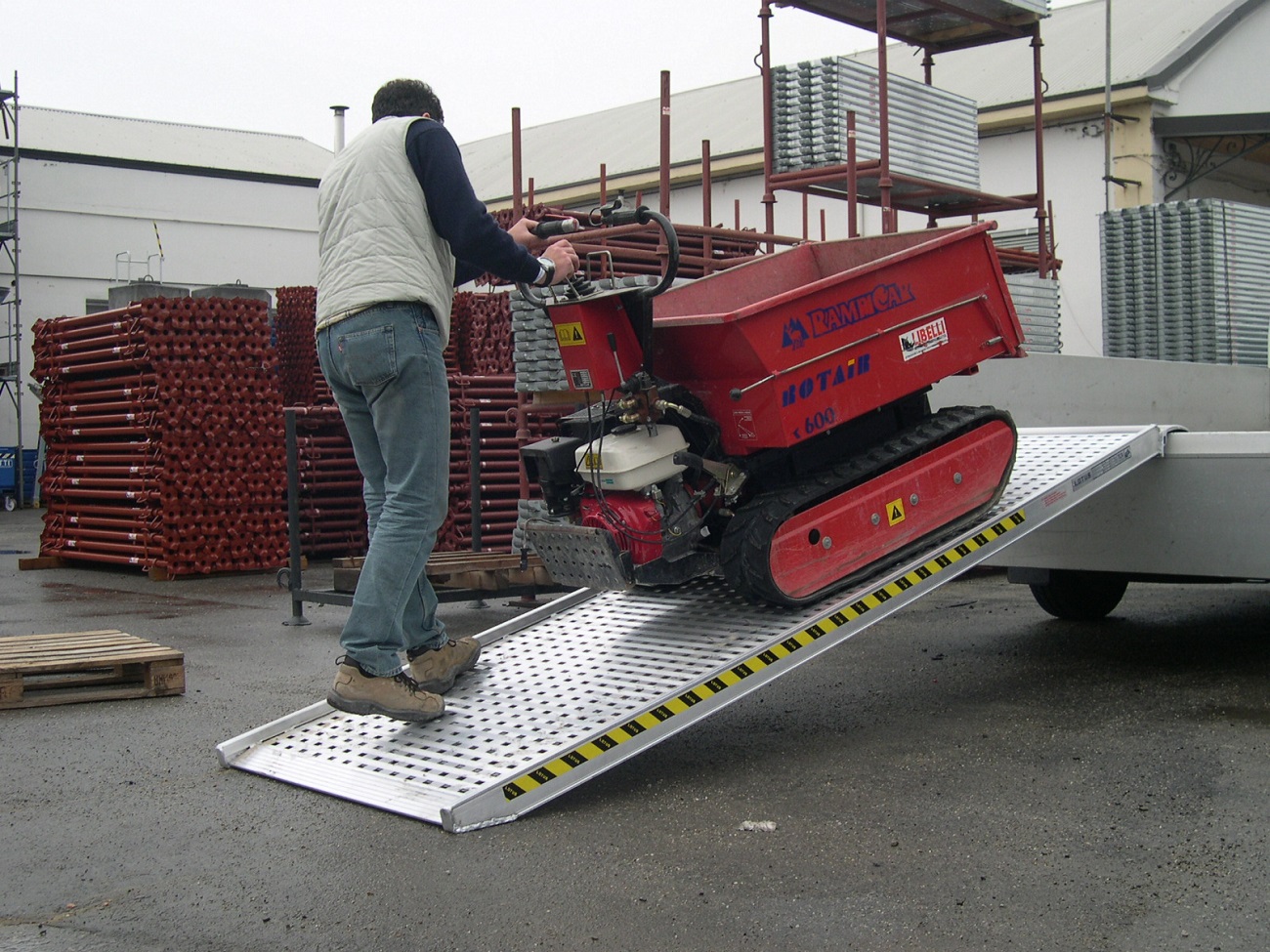 Hliníková nakládací rampa, skládací hliníkový nájezd, 1 kus, délka 4 m, šířka rampy 600 mm, výška profilu nájezdu 108 mm, nosnost 700 kg pro paletový vozík, LOTUS