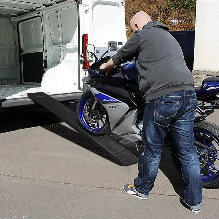 Nakládací nájezdy z pozinkované oceli s protiskluzovým povrchem pro vozíky, motorky, ATV, čtyřkolky, 1 pár, nosnost max. 400 kg, hmotnost 12 kg - černá barva
