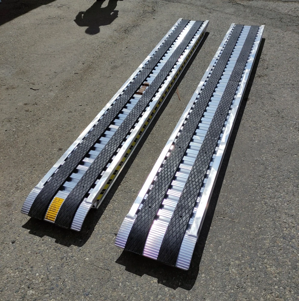 Hliníkové nájezdy s gumovým povrchem, hliníkové nájezdy pro silniční válce, pásové bagry s ocelovými pásy, 1 pár, délka 5 m, výška profilu 155 mm, nosnost 5.400 kg, LOTUS