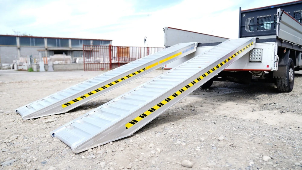 Hliníkové nájezdy, 1 pár, široký profil, délka 4 m, výška profilu 140 mm, nosnost 5.400 kg, LOTUS