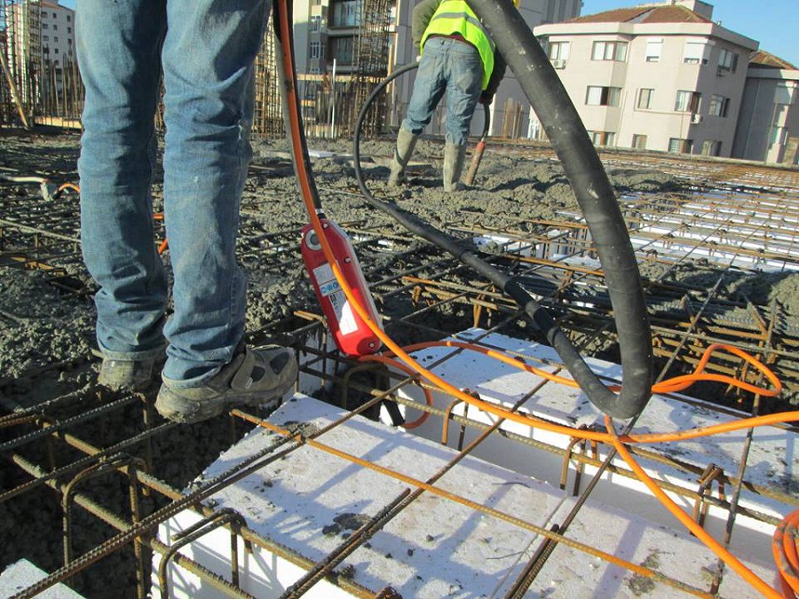 Vysokofrekvenční ponorný vibrátor, ohebná hřídel 5 m, vibrační hlavice 75 mm AV 755T HERVISA PERLES