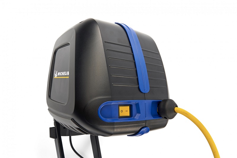 Bezolejový kompresor 8 bar, 1100 W s automatickým navijákem 10 m dlouhou vzduchovou hadicí MICHELIN