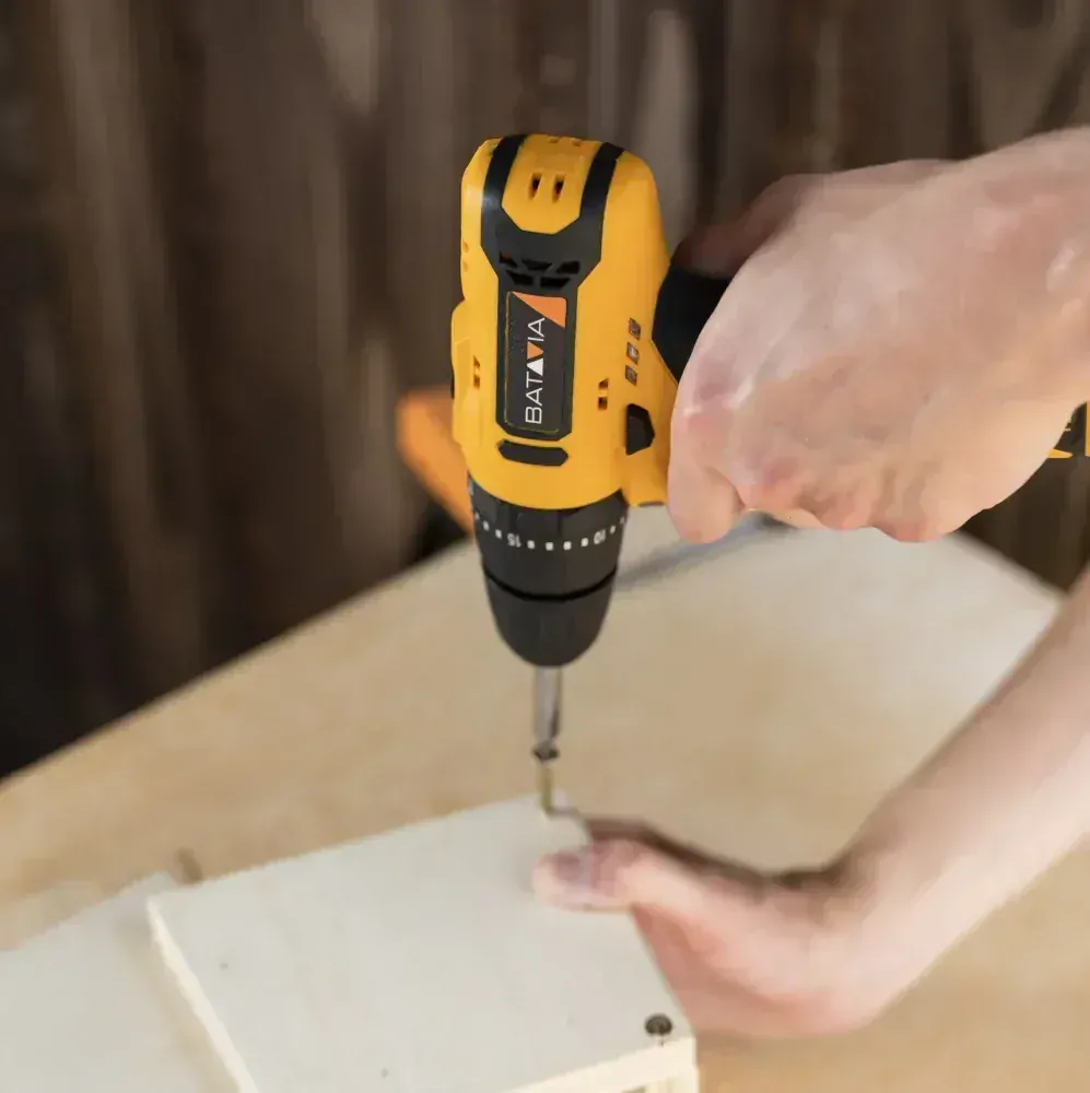Aku bezdrátový kombinovaný šroubovák a vrtačka s příklepem nejen pro kutily, 12V, Li-Ion, 28 Nm, bez baterie a nabíječky, bateriová platforma FIXXPACK BATAVIA