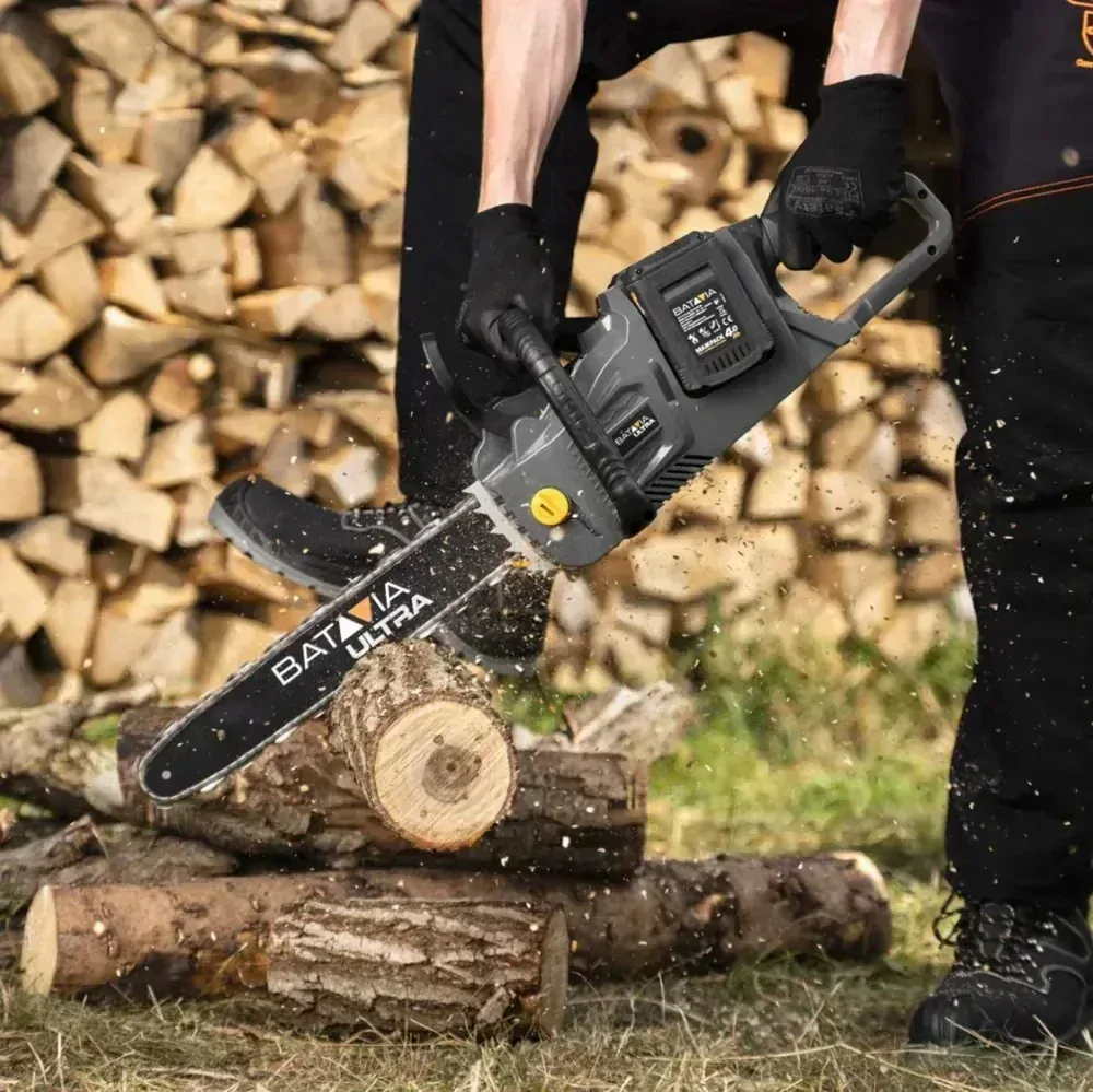 Akumulátorová AKU řetězová pila 36V, výkon 1,3 kW, délka lišty 46 cm, max. hloubka řezu 36 cm, bez baterie a nabíječky, bateriová platforma MAXXPACK ULTRA BATAVIA