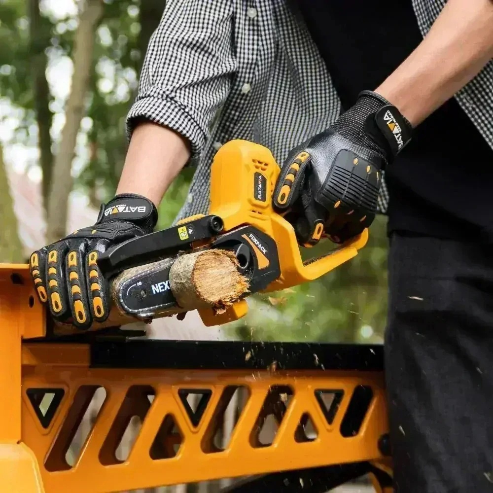 Aku bezdrátová jednoruční pilka na větve, vyvětvovací pila, minipila, 12V Li-Ion, 4.000 ot./min., 154 mm lišta, včetně baterie, nabíječky a kufru, FIXXPACK BATAVIA