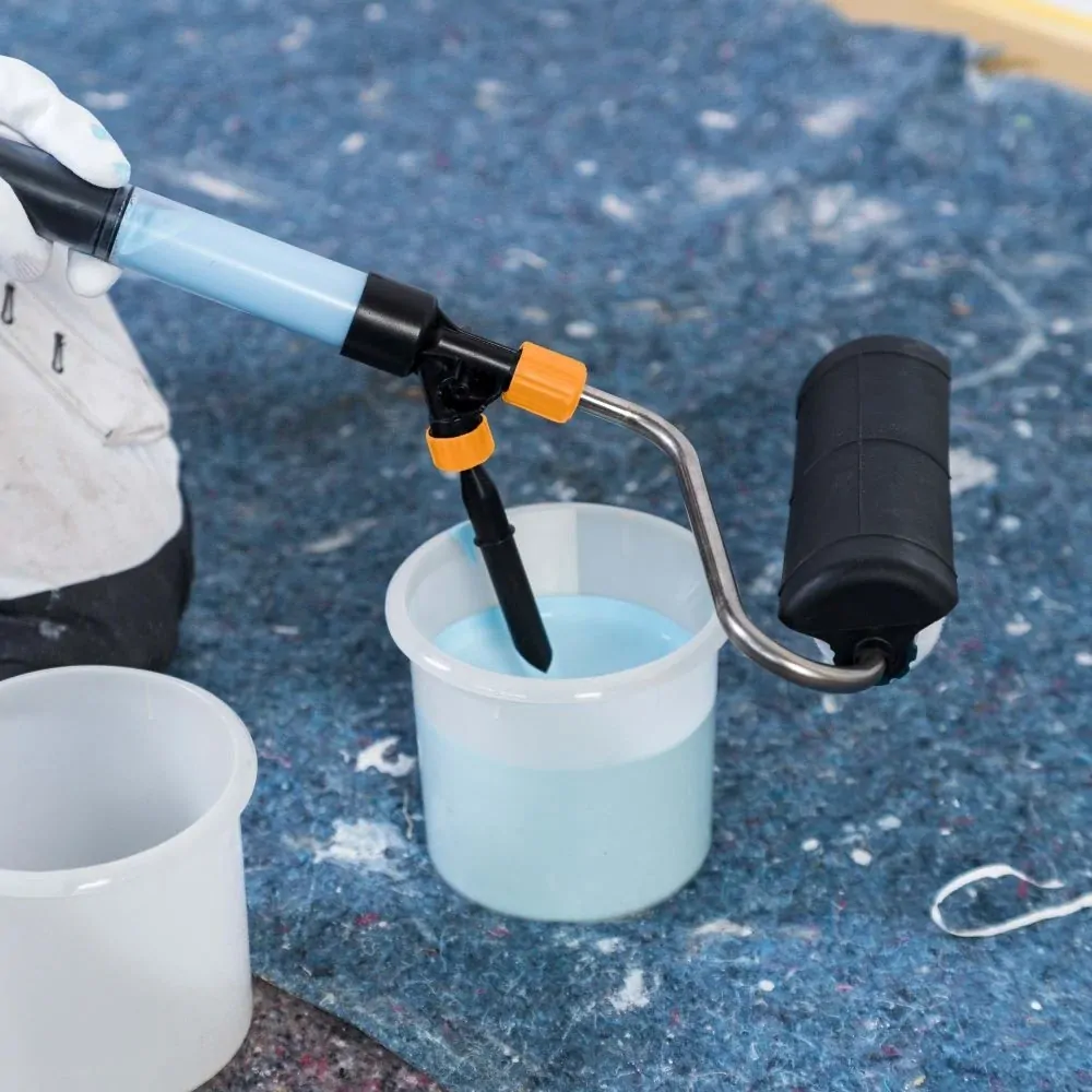 Renovační sada pro odstranění staré barvy a nanesení nové, horkovzdušná pistole 1.800 W, 50 - 550 °C + malířský váleček s integrovaným zásobníkem na 520 ml barvy BATAVIA