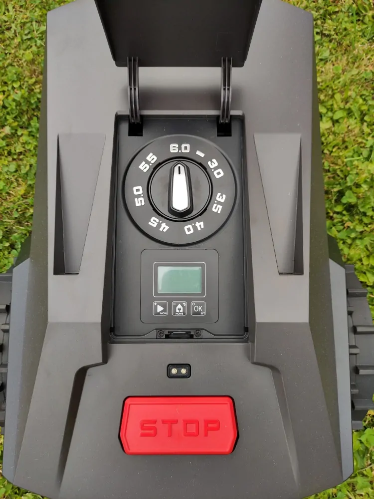 Robotická sekačka na trávu, pro plochu až 1.100 m2, 3,6 hodiny na jedno nabití, šířka záběru 180 mm, výška řezu 30 - 60 mm, Li-Ion 20Ah, včetně příslušenství. MR. GRASS AI36