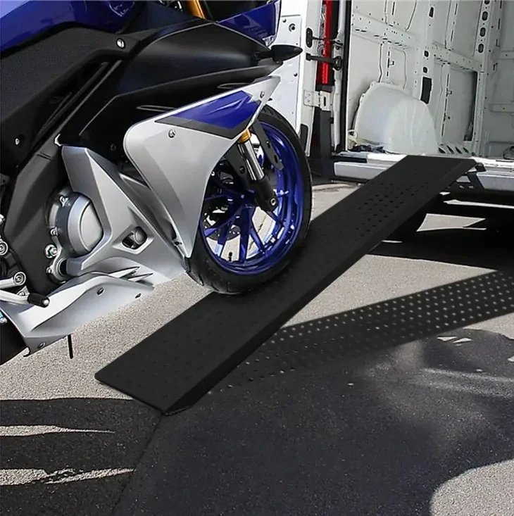 Nakládací nájezdy z pozinkované oceli s protiskluzovým povrchem pro vozíky, motorky, ATV, čtyřkolky, 1 pár, nosnost max. 400 kg, hmotnost 12 kg - černá barva