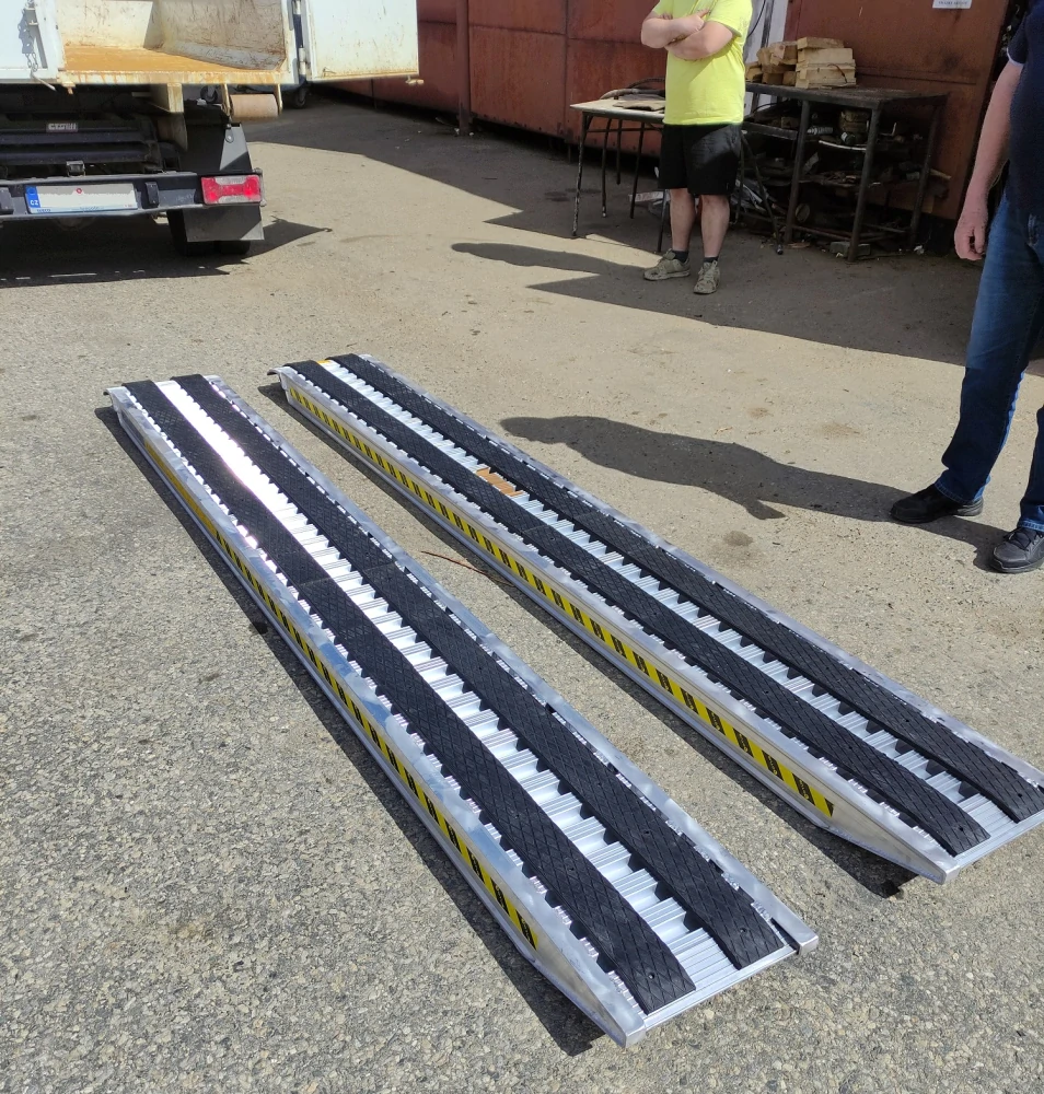 Hliníkové nájezdy s gumovým povrchem, hliníkové nájezdy pro silniční válce, pásové bagry s ocelovými pásy, 1 pár, délka 5 m, výška profilu 155 mm, nosnost 5.400 kg, LOTUS