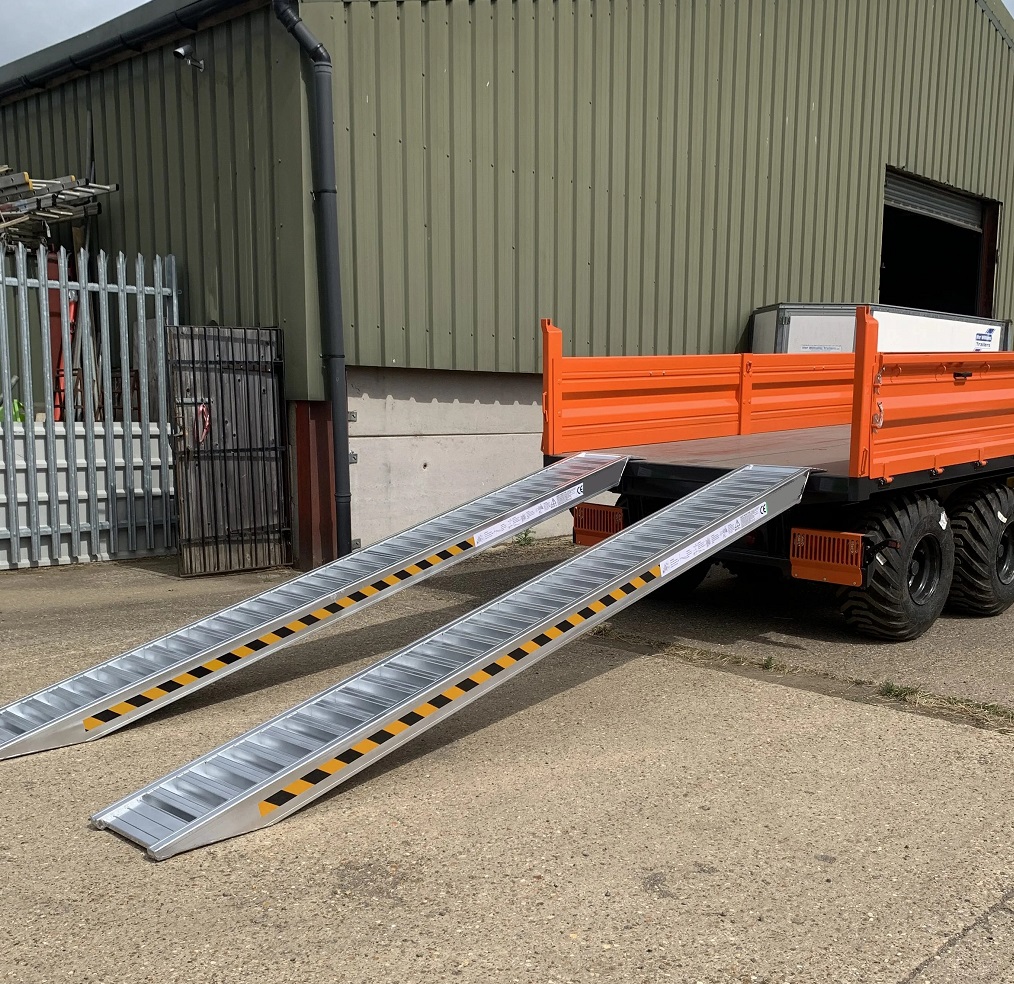Hliníkové nájezdy, 1 pár, široký profil, délka 3 m, výška profilu 150 mm, nosnost 6.900 kg