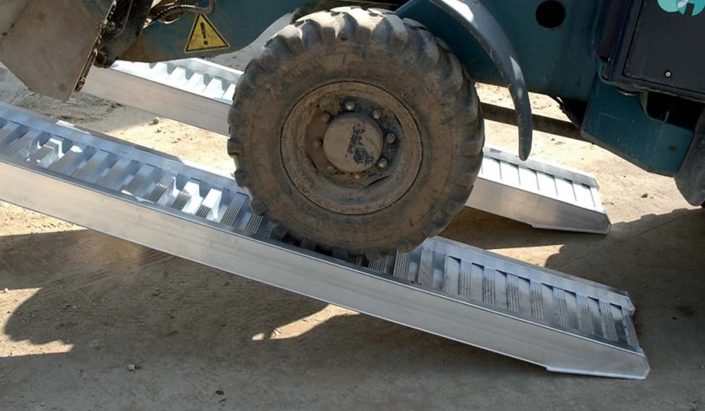 Hliníkové nájezdy, 1 pár, délka 2,4 m, výška profilu 65 mm, nosnost 2.600 kg