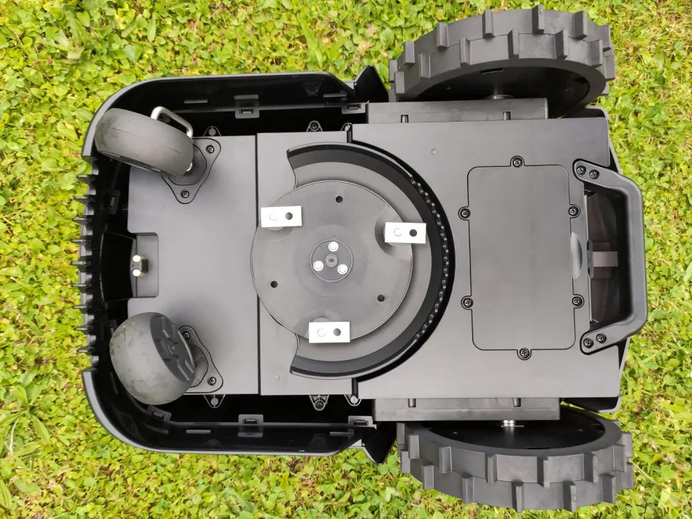 Robotická sekačka na trávu, pro plochu až 1.100 m2, 3,6 hodiny na jedno nabití, šířka záběru 180 mm, výška řezu 30 - 60 mm, Li-Ion 20Ah, včetně příslušenství. MR. GRASS AI36