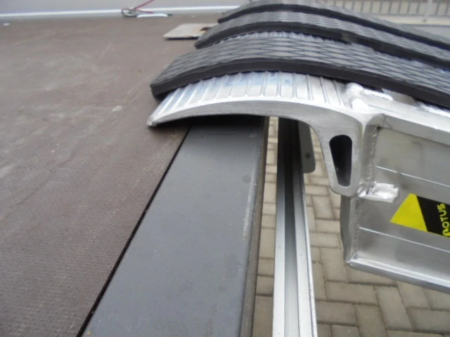 Hliníkové nájezdy s gumovým povrchem, hliníkové nájezdy pro silniční válce, pásové bagry s ocelovými pásy, 1 pár, délka 2,5 m, výška profilu 95 mm, nosnost 3.500 kg, LOTUS