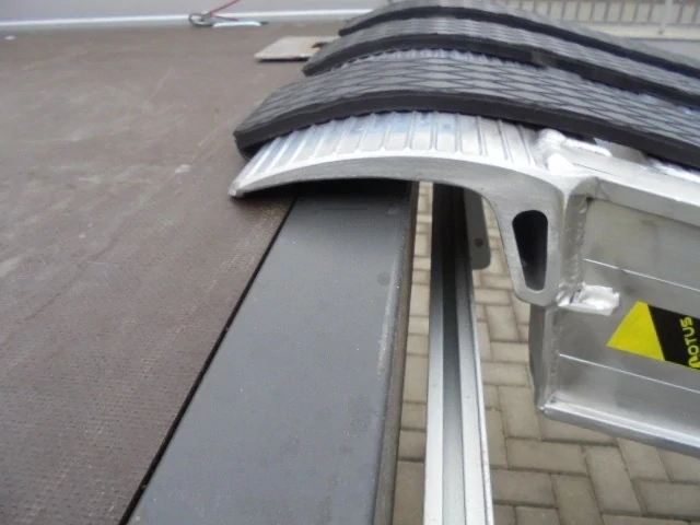 Hliníkové nájezdy s gumovým povrchem, hliníkové nájezdy pro silniční válce, pásové bagry s ocelovými pásy, 1 pár, délka 3 m, výška profilu 140 mm, nosnost 9.100 kg, LOTUS