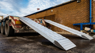 Hliníkové nájezdy, 1 pár, délka 3,5 m, výška profilu 120 mm, nosnost 20.500 kg, CH MODEL