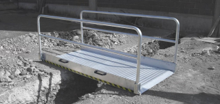 Hliníkový přechodový můstek, přechodová lávka přes výkopy, příkopy a rigoly, šířka 1 m, délka 1,25 m, nosnost max. 500 kg se sklopným zábradlím, LOTUS